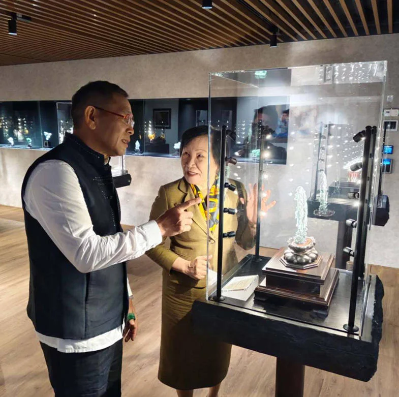 北京故宮博物院首次永久典藏當代翡翠藝術家作品——胡焱榮 專題報導